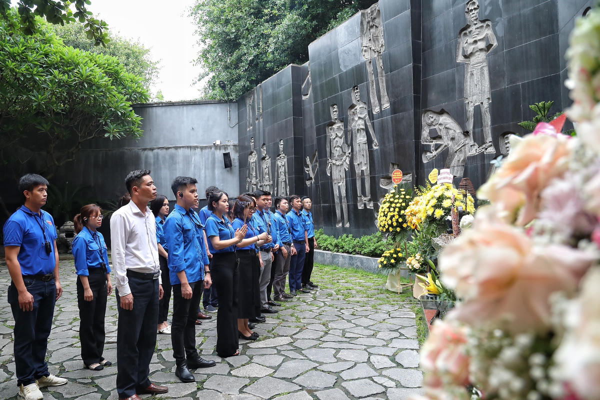 Các đoàn viên dâng hương tại Đài tưởng niệm các Anh hùng, liệt sĩ Nhà tù Hỏa Lò. Ảnh: Lê Khánh.