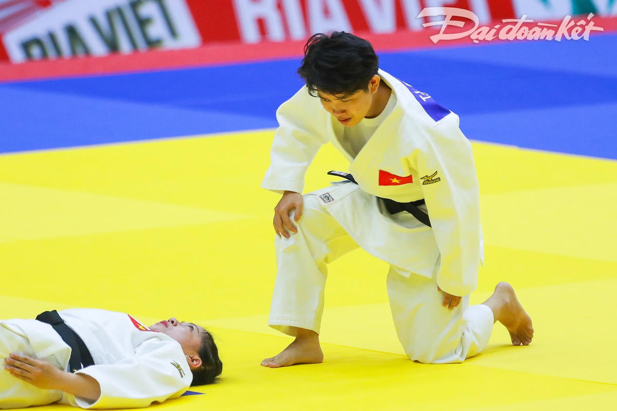 Tuy nhiên ở những giây cuối cùng của bài thi thì bất ngờ đã xảy ra, vận động viên Trần Lê Phương Nga đã khựng lại ôm chân lảo đảo như muốn nằm xuống sàn thi đấu, nhưng vẫn cố gắng giữ thăng bằng để không bị ngã xuống sàn.