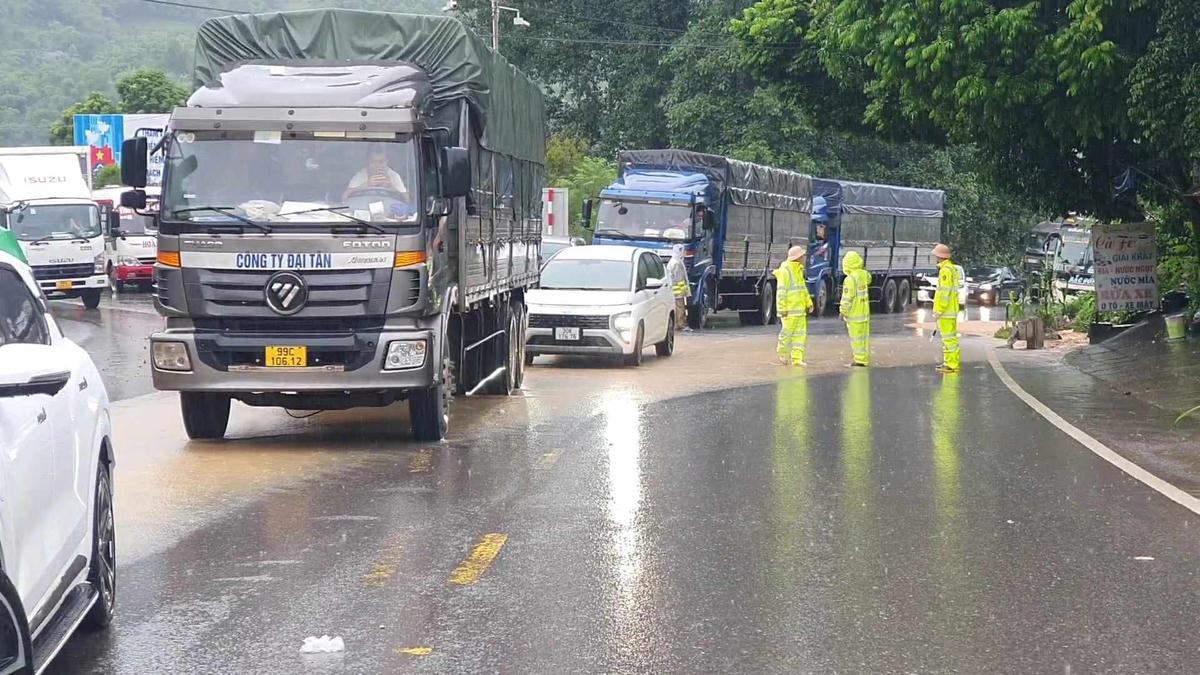 Lực lượng CSGT có mặt kịp thời để phân luồng, điều tiết giao thông đảm bảo an toàn cho người và phương tiện.