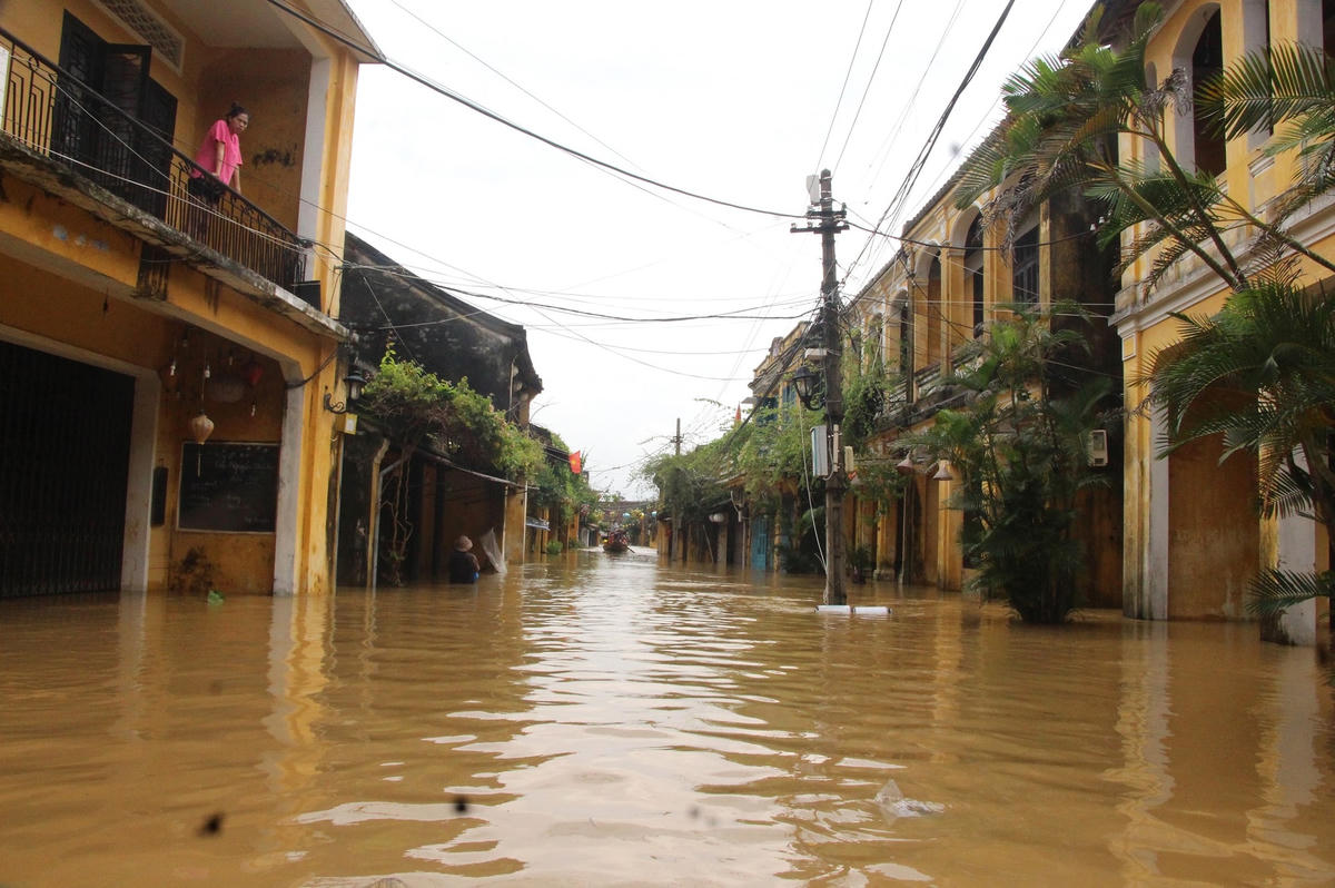 :  Tuyến đường Nguyễn Thái Học, TP Hội An ngập nước sâu.