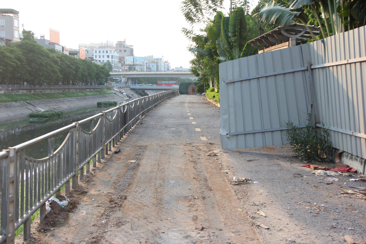 Đến đầu tháng 7/2022, Ban Duy tu các công trình hạ tầng giao thông Hà Nội đề xuất tạm dừng khai thác đường đi bộ ven sông Tô Lịch để thi công xây dựng dự án “Hệ thống xử lý nước thải Yên Xá”.