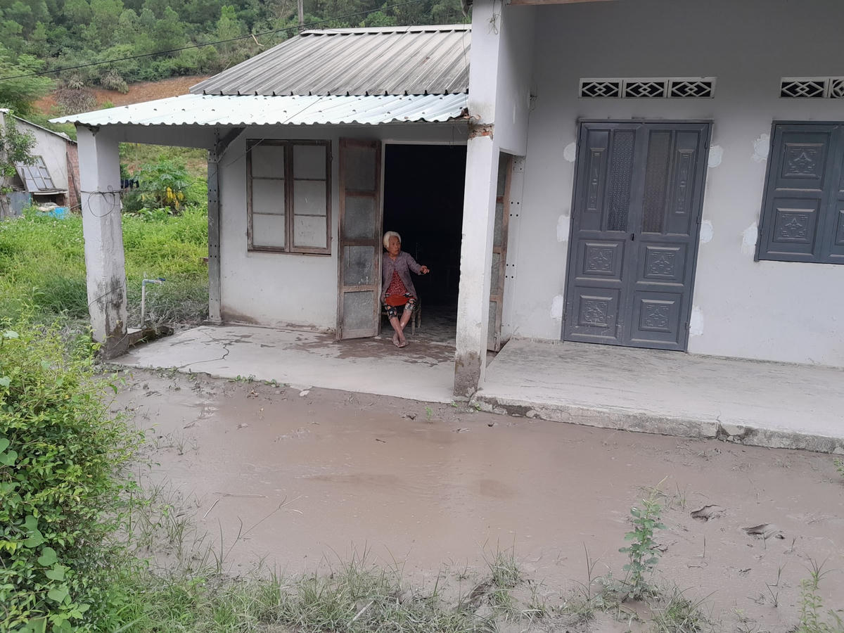 Đà Nẵng: Hàng loạt xã của huyện Hòa Vang khổ vì mưa bùn, nắng bụi