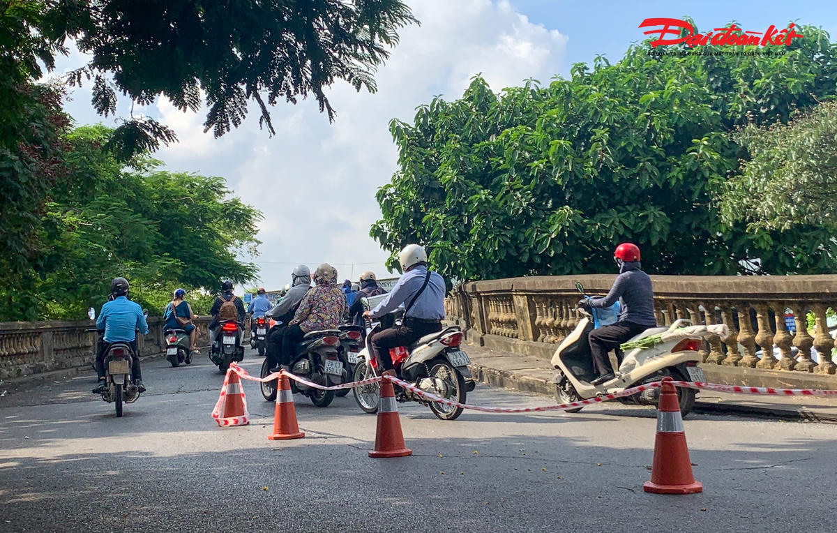 Chị Nguyễn Thu Hoài trú tại Long Biên, Hà Nội chia sẻ, từ khi lắp hàng rào cứng ngăn cấm các phương tiện xe thồ, xe ba gác, xe ô tô lên cầu đã giảm hẳn. Tuy nhiên, tại giờ cao điểm các phương tiện di chuyển qua cầu khá đông đúc, việc lắp hàng rào cứng thu hẹp lại khoảng cách của làn đường khiến nhiều phương tiện gặp nhiều khó khăn khi lưu thông qua đây.