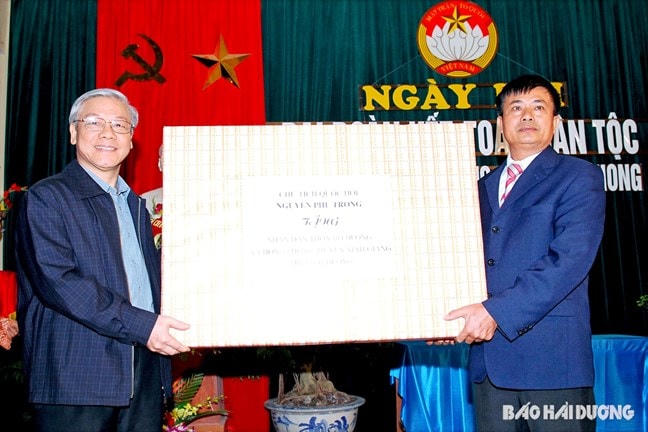 Tổng Bí thư Nguyễn Phú Trọng khi trên cương vị Chủ tịch Quốc hội đã về dự ''Ngày hội đại đoàn kết toàn dân tộc'' thôn Bồ Dương, xã Hồng Phong (Ninh Giang, Hải Dương) vào sáng 14/11/2009, nhân kỷ niệm 79 năm ngày thành lập Mặt trận Dân tộc Thống nhất Việt Nam (18/11/1930-18/11/2009). Ảnh: Báo Hải Dương.