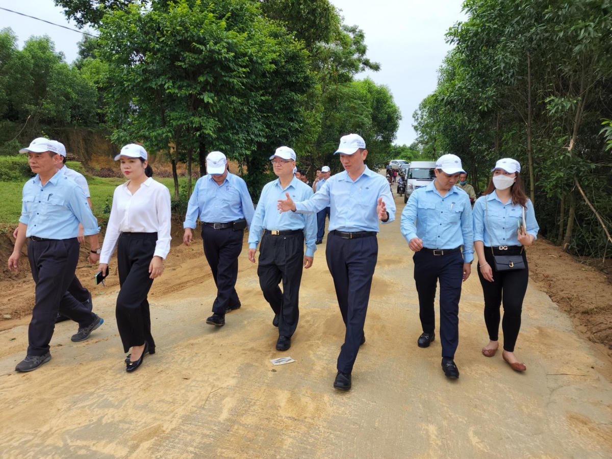 Đại diện công ty và xã Kỳ Hoa tham quan trên tuyến đường mới.
