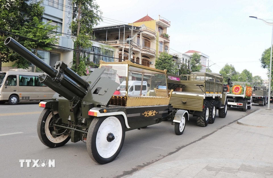 Đội nghi lễ sẵn sàng đi đón linh cữu nguyên Chủ tịch nước Trần Đức Lương. (Ảnh: Phạm Cường/TTXVN)