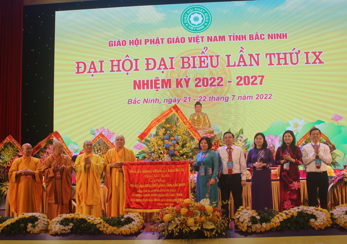 Lãnh đạo tỉnh Bắc Ninh trao Bức trướng chúc mừng GHPG tỉnh.