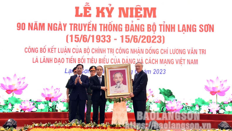 Ông Nguyễn Hòa Bình, Ủy viên Bộ Chính trị, Bí thư Trung ương Đảng, Chánh án TAND tối cao tặng bức ảnh chân dung Chủ tịch Hồ Chí Minh cho Đảng bộ, chính quyền và nhân dân các dân tộc tỉnh Lạng Sơn nhân kỷ niệm 90 năm Ngày truyền thống Đảng bộ tỉnh Lạng Sơn. Ảnh: Báo Lạng Sơn.