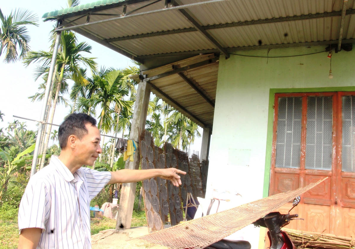 Ông Nguyễn Văn Phong, ở xã Hành Minh, huyện Nghĩa Hành có nhà nằm trong diện phải di rời.