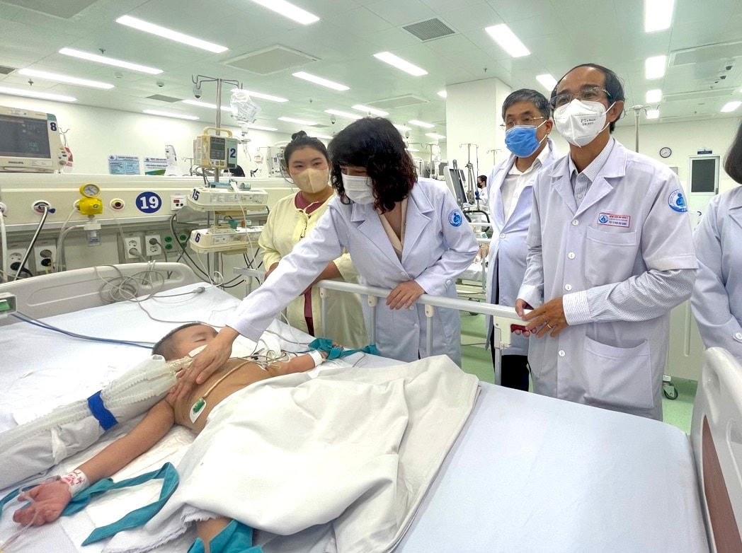 Thứ trưởng Nguyễn Thị Liên Hương thăm các bệnh nhi mắc tay chân miệng tại Bệnh viện Nhi đồng 1. Ảnh: Bộ Y tế.