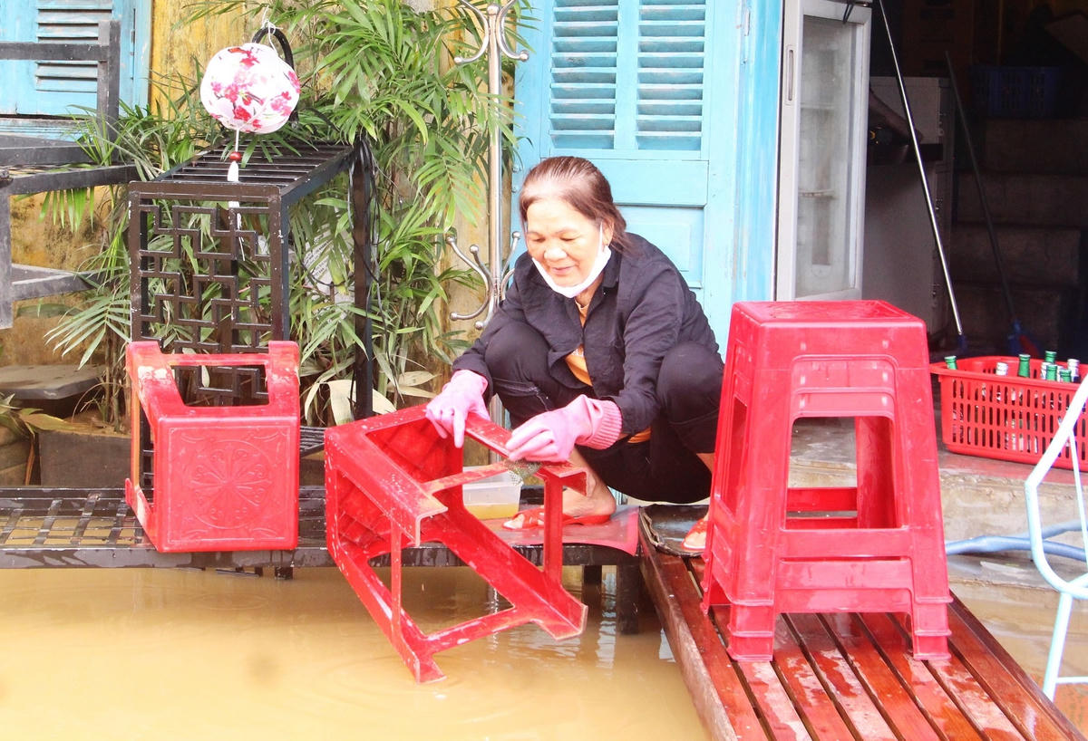 Người dân vệ sinh đồ đạc.