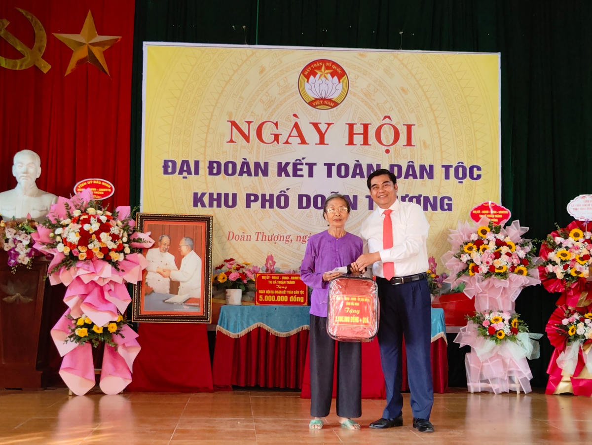Phó Chủ tịch Ủy ban MTTQ tỉnh Bắc Ninh Trần Xuân Nhiên tặng quà cho người dân tại Ngày hội.