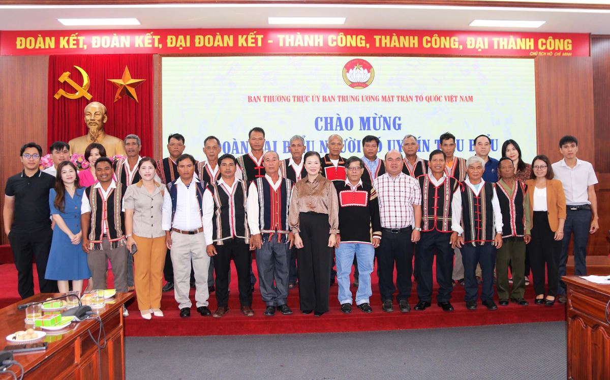 Phó Chủ tịch Trương Thị Ngọc Ánh chụp ảnh lưu niệm cùng các đại biểu tham dự buổi gặp mặt.