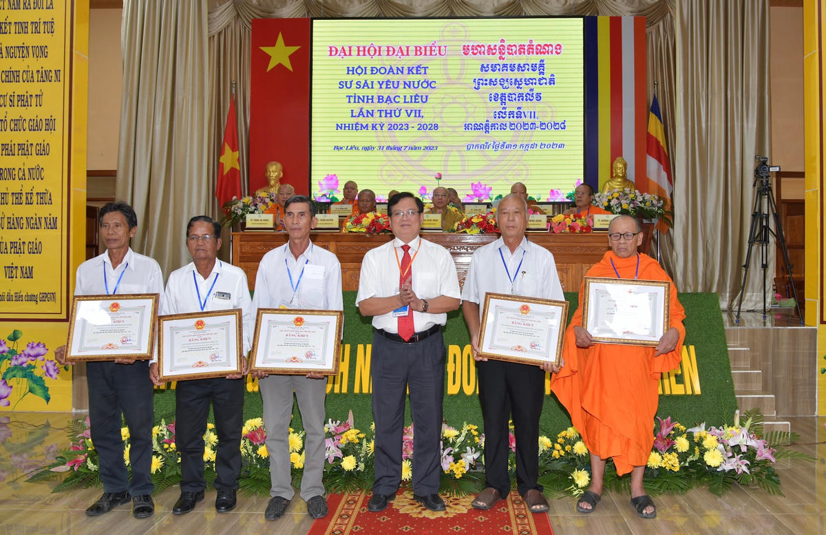 Ông Nguyễn Văn Hoà, Chủ tịch Uỷ ban MTTQ Việt Nam tỉnh Bạc Liêu trao Bằng khen cho các tập thể và cá nhân có thành tích xuất sắc trong hoạt động Phật sự và thế sự nhiệm kỳ 2018 – 2023.