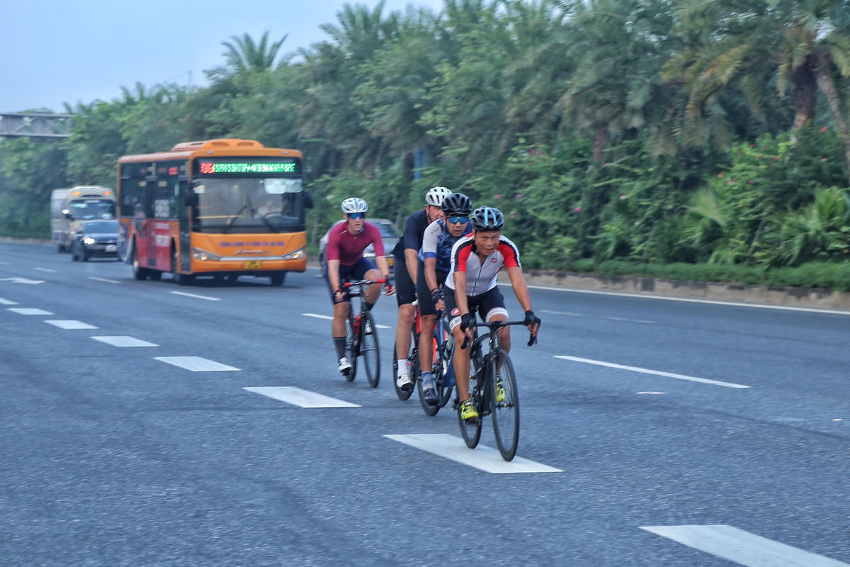 Có mặt tại tuyến đường Võ Nguyên Giáp từ 5h sáng, PV Báo Đại Đoàn Kết đã bắt gặp hàng đoàn người điều khiển xe đạp ngó lơ biển cấm, đi vào làn dành riêng cho ô tô với tốc độ 80 km/h, bất chấp nguy hiểm.