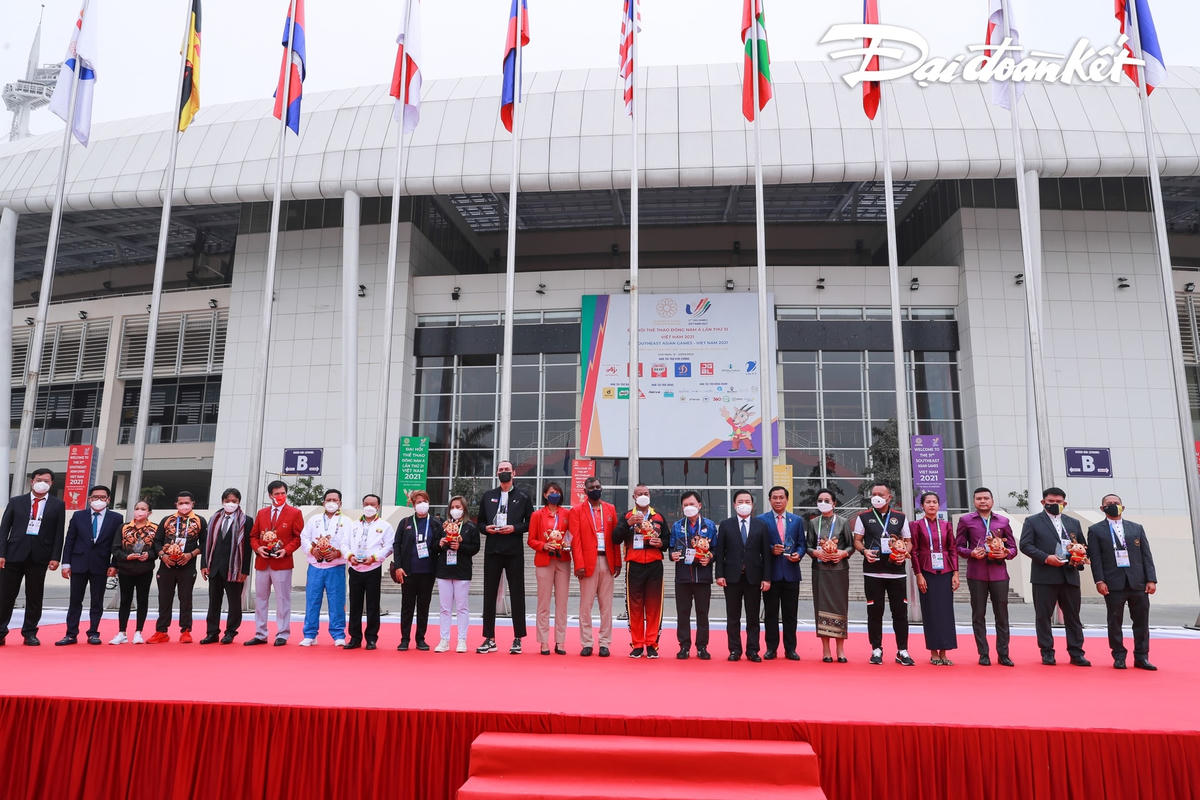 Lễ trao quà lưu niệm giữa đại diện các quốc gia tham dự đại hội và Ban tổ chức SEA Games 31.