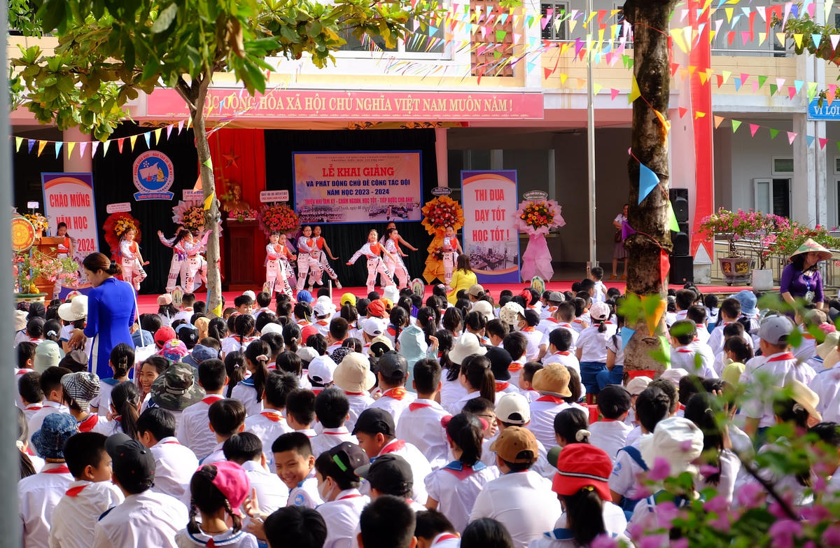 Một tiết mục văn nghệ tại Lễ khai giảng năm học mới.