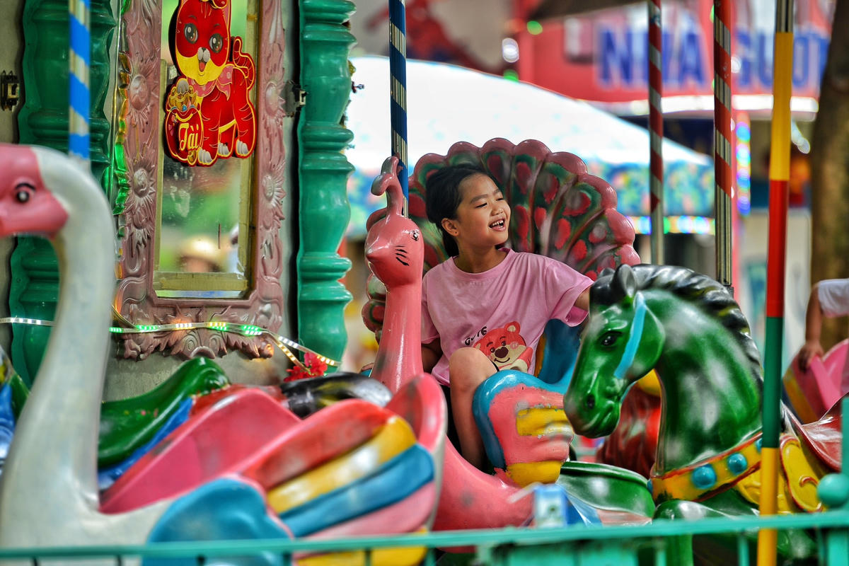 Mặc nắng nóng, Công viên Thủ Lệ đông vui ngày Quốc tế Thiếu nhi