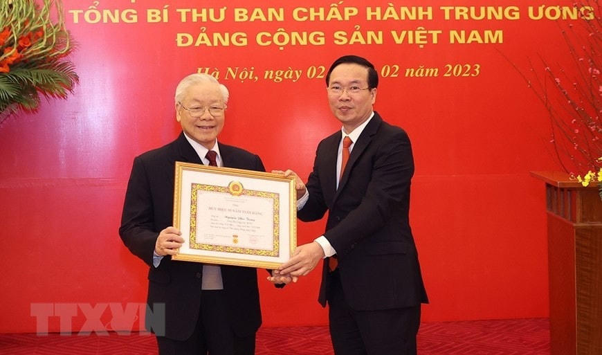 Thay mặt lãnh đạo Đảng, Thường trực Ban Bí thư Võ Văn Thưởng trân trọng trao Huy hiệu 55 năm tuổi Đảng tặng Tổng Bí thư Nguyễn Phú Trọng. Ảnh: TTXVN.
