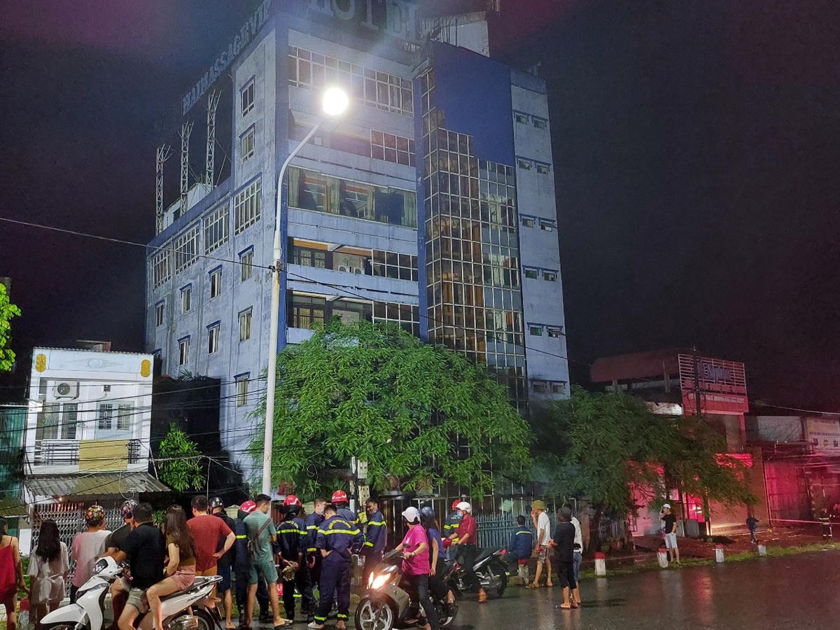 Lực lượng cảnh sát PCCC&CHCN phong toả khu vực khách sạn để đảm bảo an toàn cho người dân.