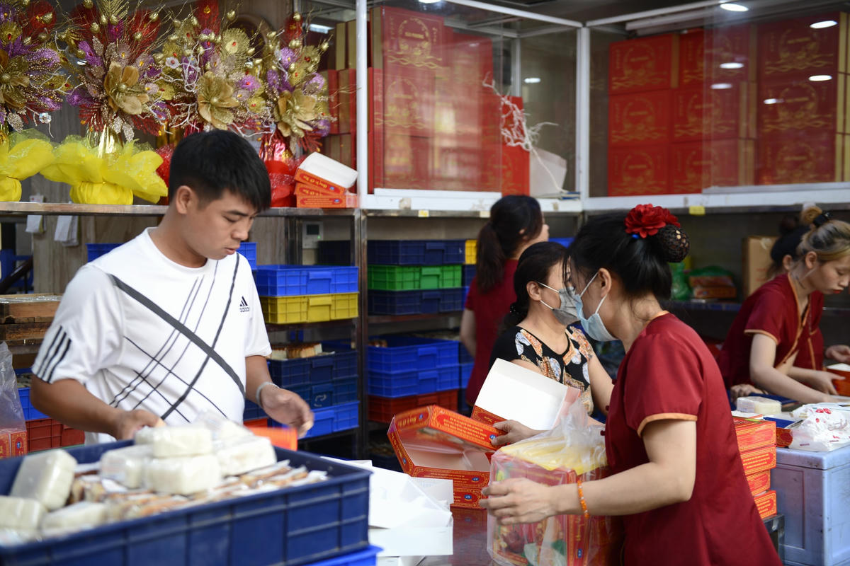 Hà Nội: Xếp hàng hàng tiếng đồng hổ chỉ để... mua bánh Trung thu