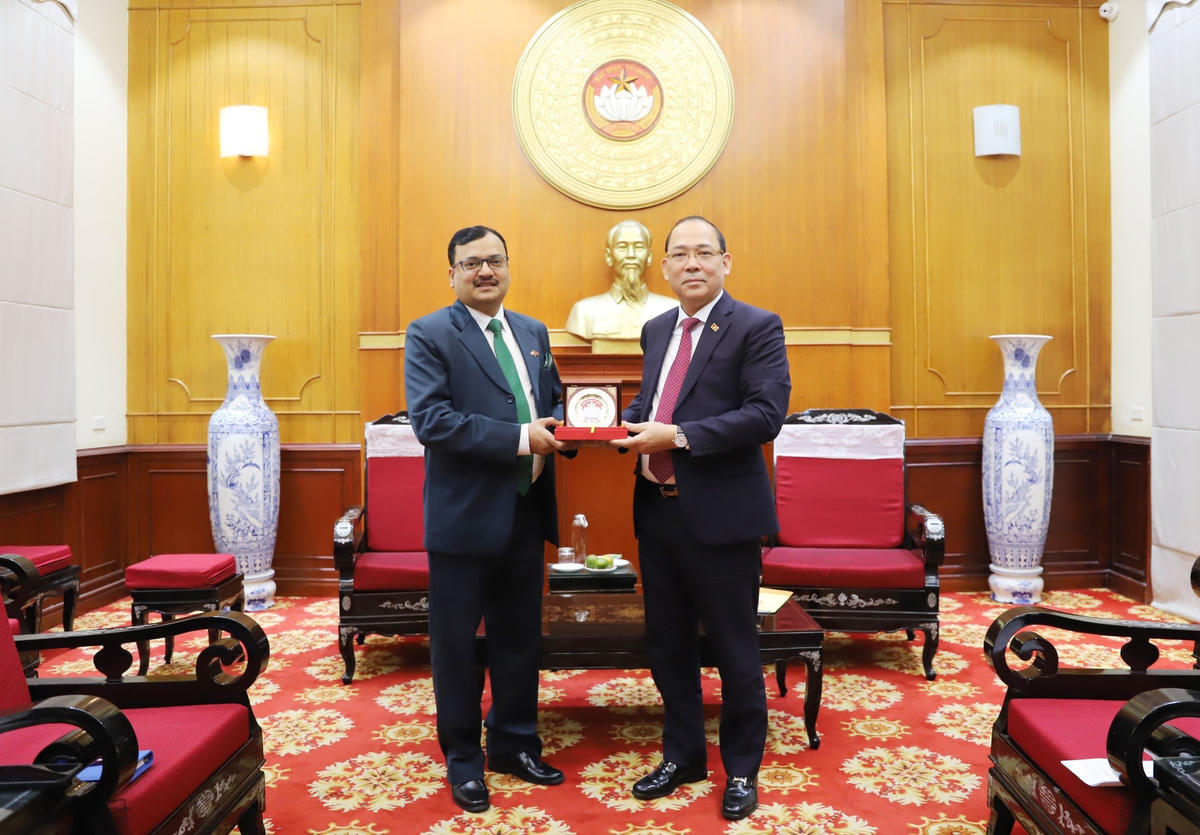 Phó Chủ tịch Hoàng Công Thủy tặng quà lưu niệm Phó Đại sứ Ấn Độ Subhash Gupta.