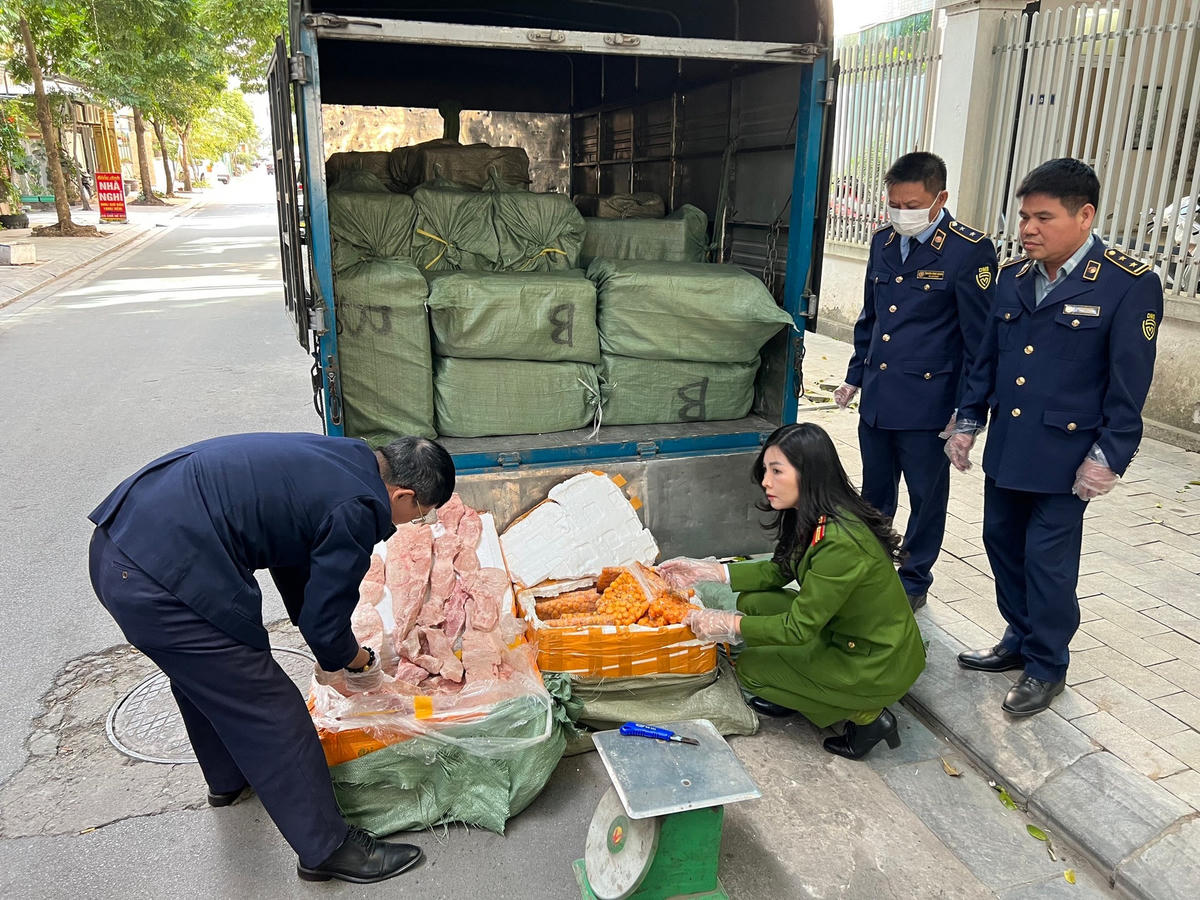 Gần 2 tấn nội tạng động vật đang trong quá trình phân hủy bị lực lượng chức năng kiểm tra, xử lí.