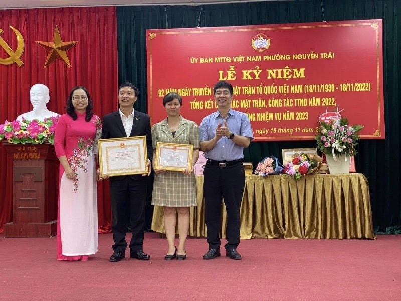 Ông Nguyễn Quang Tùng (người thứ 2 từ bên trái sang) nhận bằng khen của UBND phường vì có nhiều cống hiến trong công tác Mặt trận.
