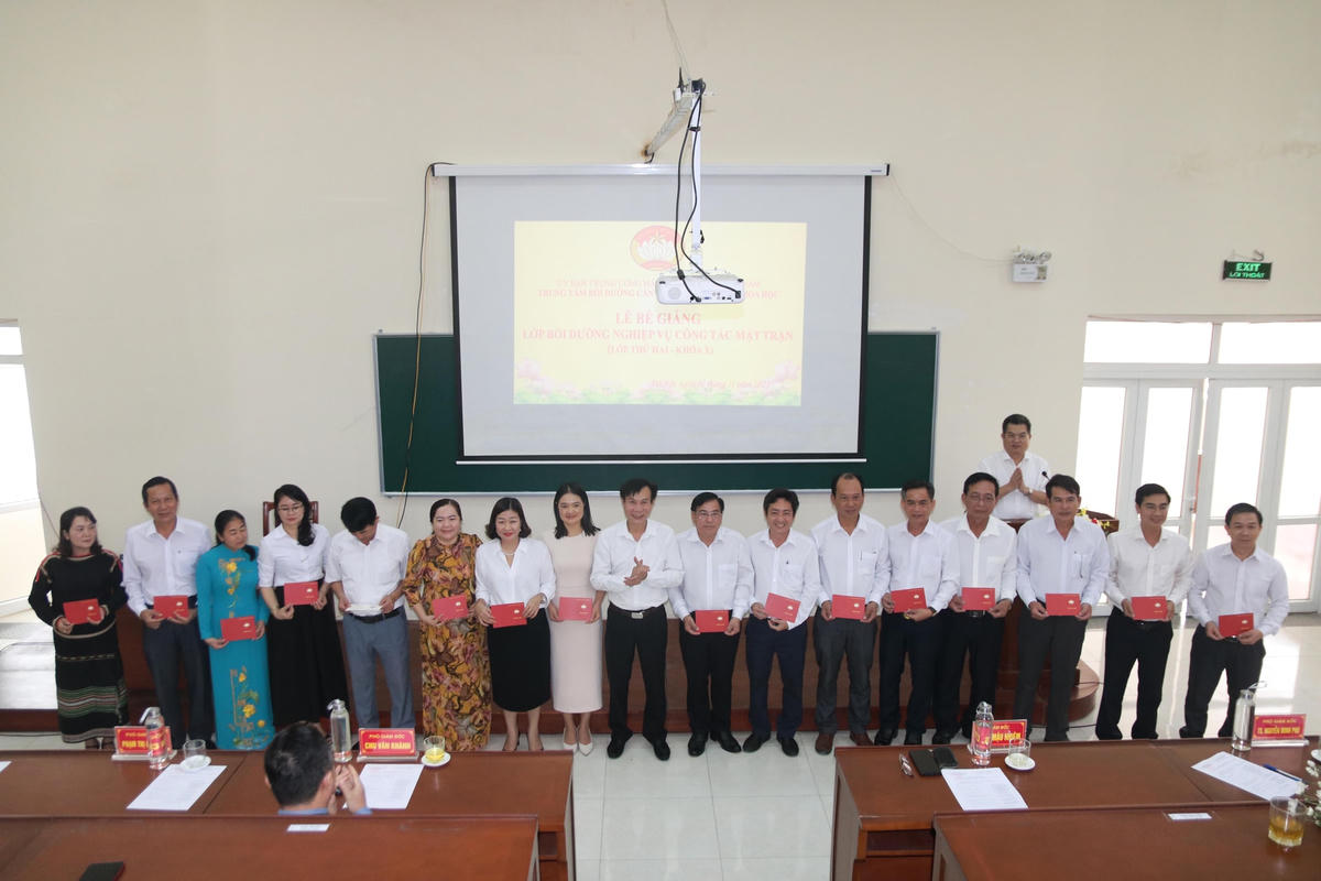 Bế giảng Lớp bồi dưỡng nghiệp vụ công tác Mặt trận Lớp thứ hai - Khóa X