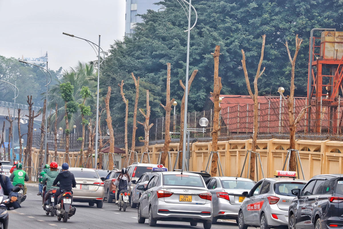 Sau nhiều lần lỗi hẹn, các hạng mục của dự án đường Huỳnh Thúc Kháng (quận Đống Đa, Hà Nội) bao gồm cây xanh, chiếu sáng, cấp, thoát nước... đã được hoàn thiện và được thông xe vào ngày 17/1/2023. Dự án có tổng mức đầu tư hơn 342 tỷ đồng với nguồn vốn từ ngân sách thành phố và giao UBND quận Đống Đa là đơn vị chủ đầu tư thực hiện dự án. 