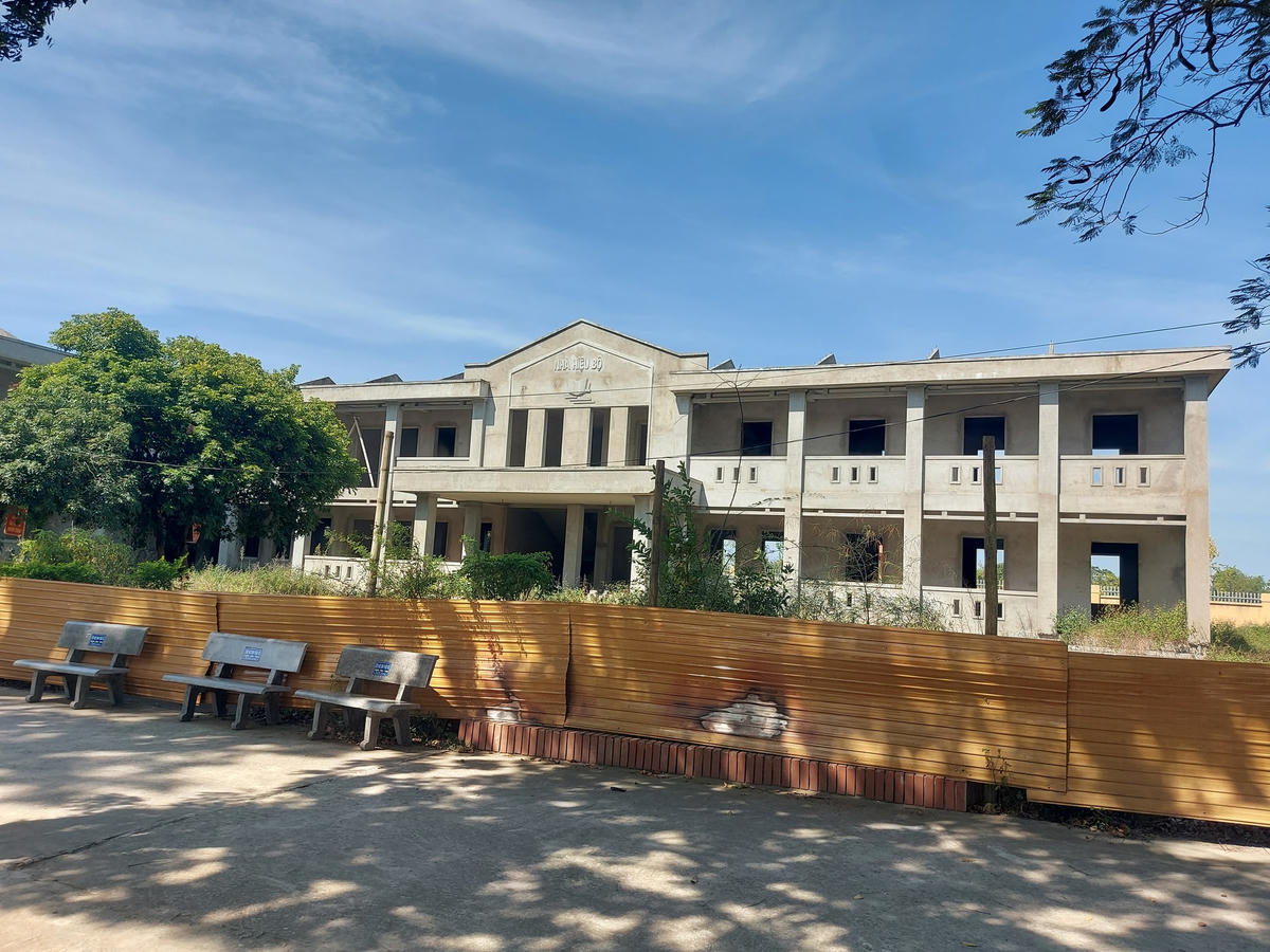 Nằm ngay kế bên công trình trên là Trường Tiểu học Thiệu Vũ. Theo tìm hiểu, tại ngôi trường này cũng đang tồn tại một dãy nhà 2 tầng với 10 phòng học, tổng mức đầu tư đương công trình trên. 