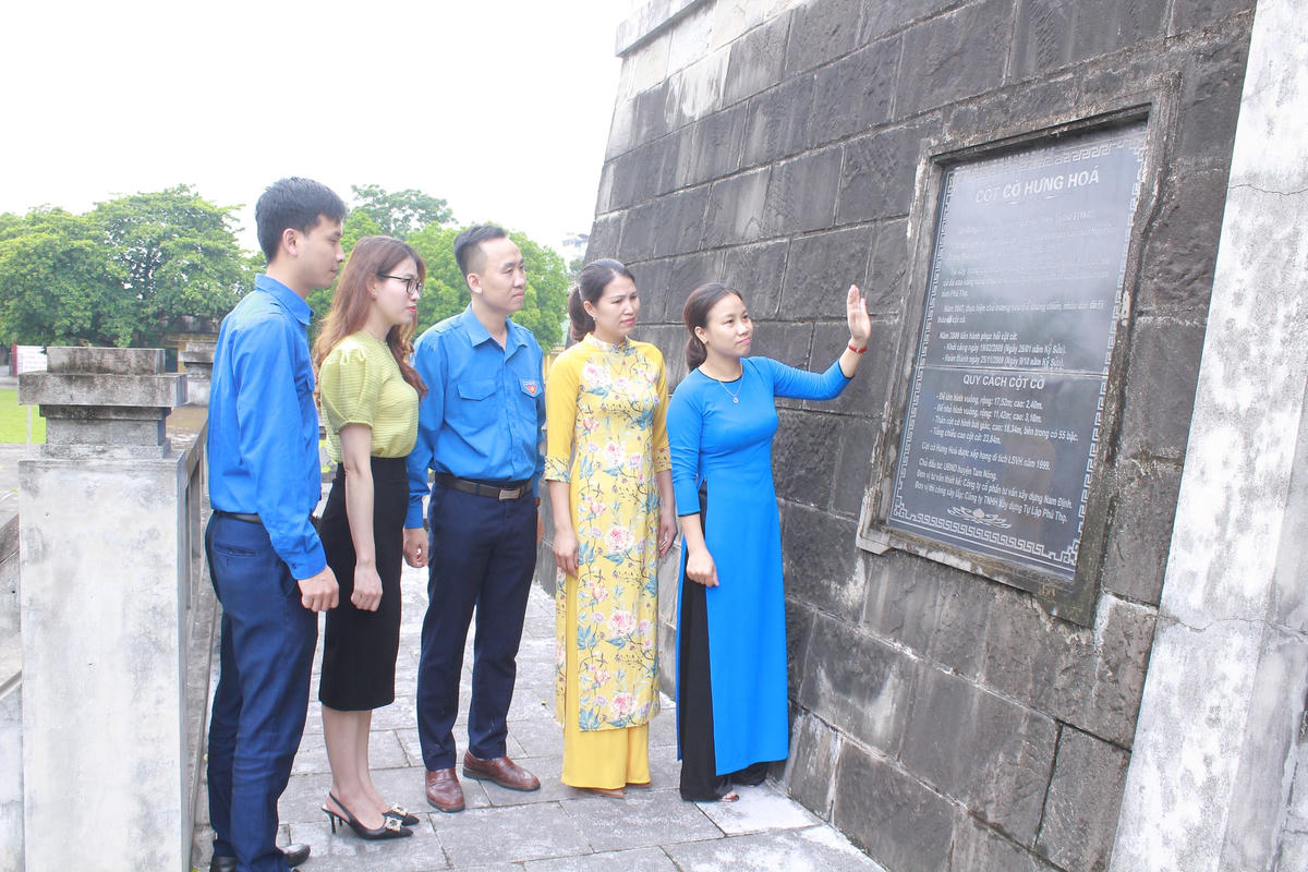 Nhiều bạn trẻ đến tham quan đại kỳ lịch sử Hưng Hóa.  