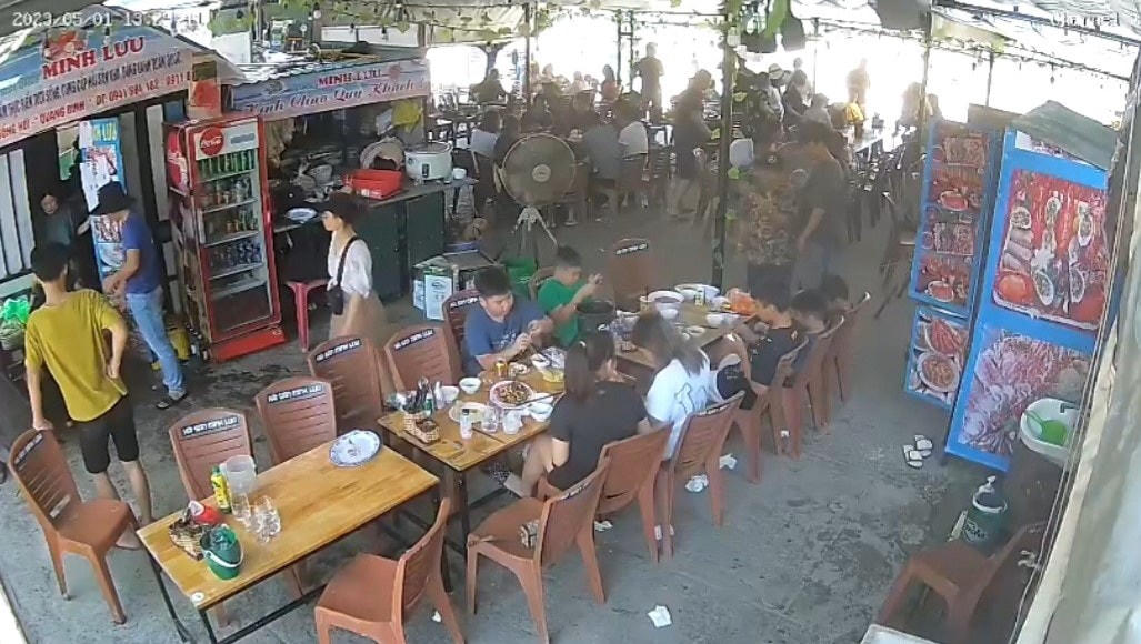 Hình ảnh đoàn khách tại nhà hàng hải sản Minh Lưu. Ảnh cắt từ camera.
