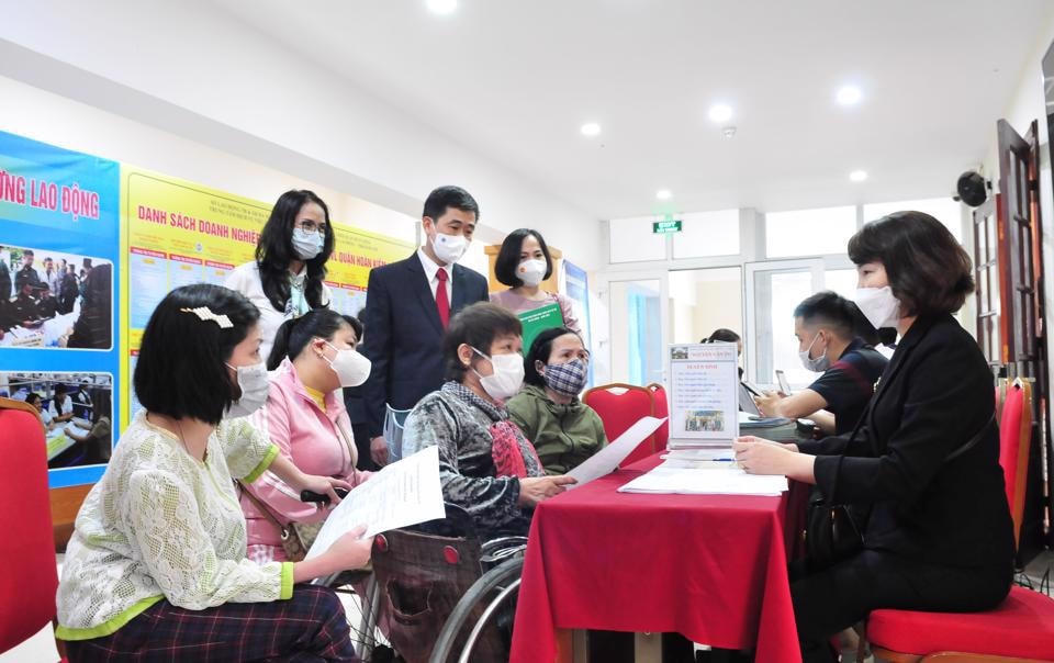 Người khuyết tật tìm việc làm tại sàn giao dịch việc làm Hà Nội.