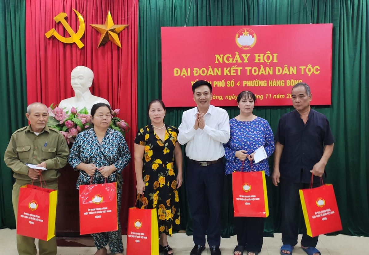 Ông Nguyễn Văn Thịnh, Phó Bí thư Thường trực Đảng ủy Cơ quan UBTƯ MTTQ Việt Nam tặng quà động viên các gia đình có hoàn cảnh khó khăn tại tổ dân phố số 4 phường Hàng Bông.