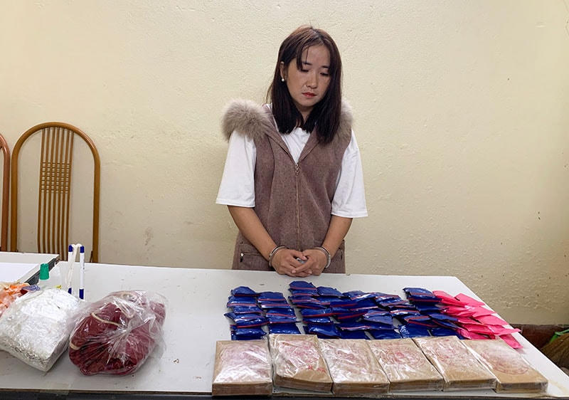 Nữ quái Tráng Thị Khúa bị bắt cùng toàn bộ 6 bánh heroin và các vật chứng có liên quan.