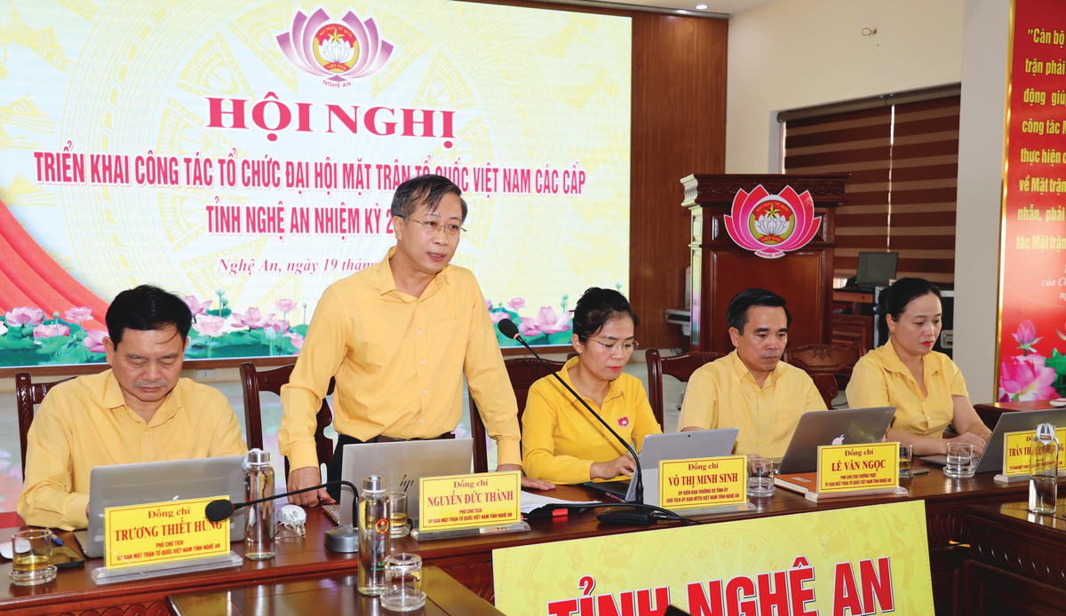 Ban Thường trực Uỷ ban MTTQ tỉnh Nghệ An đã trình bày các văn bản hướng dẫn về nhân sự, công tác tổ chức, nội dung...về đại hội nhiệm kỳ 2024-2029. Ảnh Điền Bắc.
