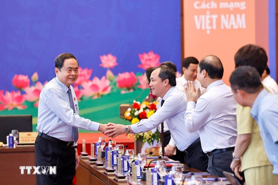 Chủ tịch Quốc hội Trần Thanh Mẫn với lãnh đạo các cơ quan quản lý báo chí và cơ quan báo chí. (Ảnh: Doãn Tấn/TTXVN)