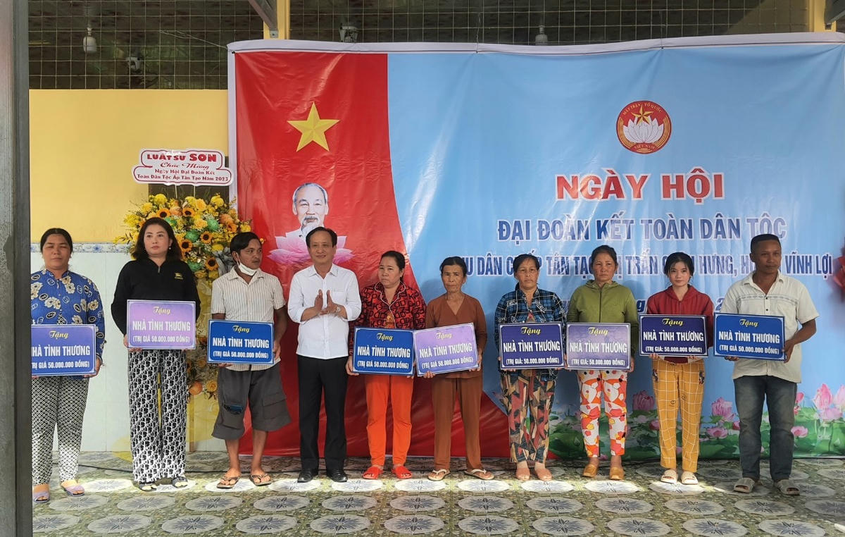 Chủ tịch UBND tỉnh Bạc Liêu Phạm Văn Thiều tặng nhà tình thương cho các hộ nghèo ấp Tân Tạo.