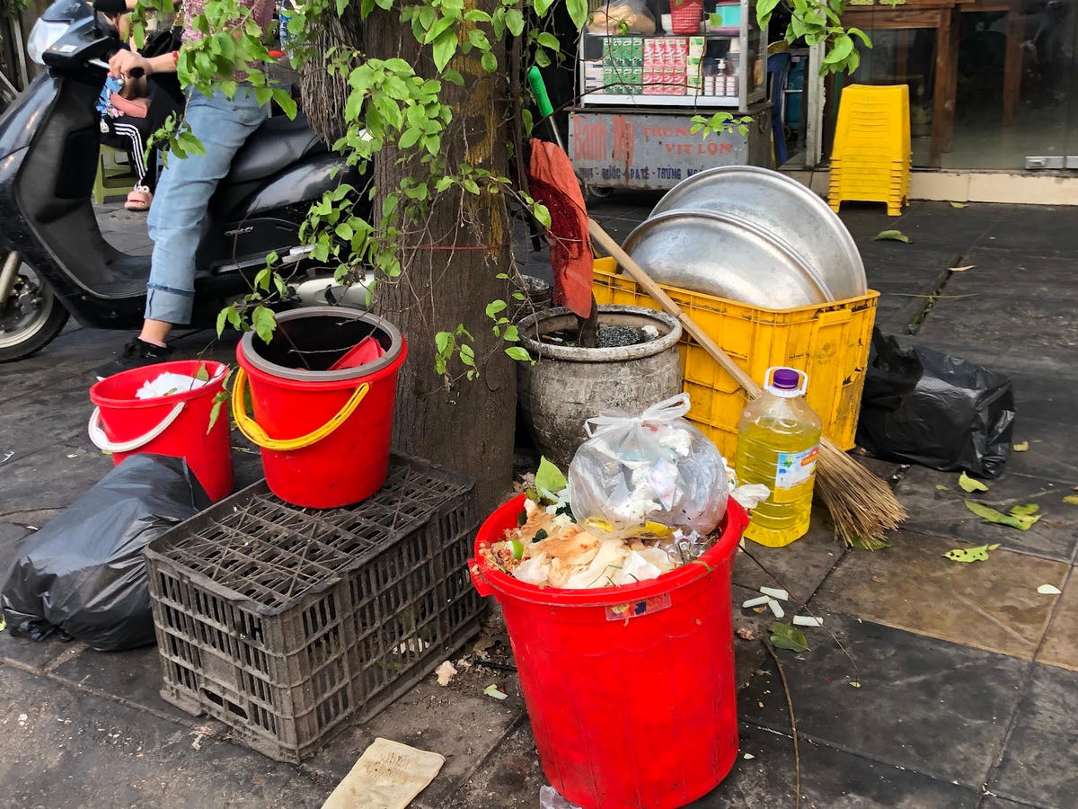 Vỉa hè bị chiếm dụng làm nơi buôn bán sách cũ.