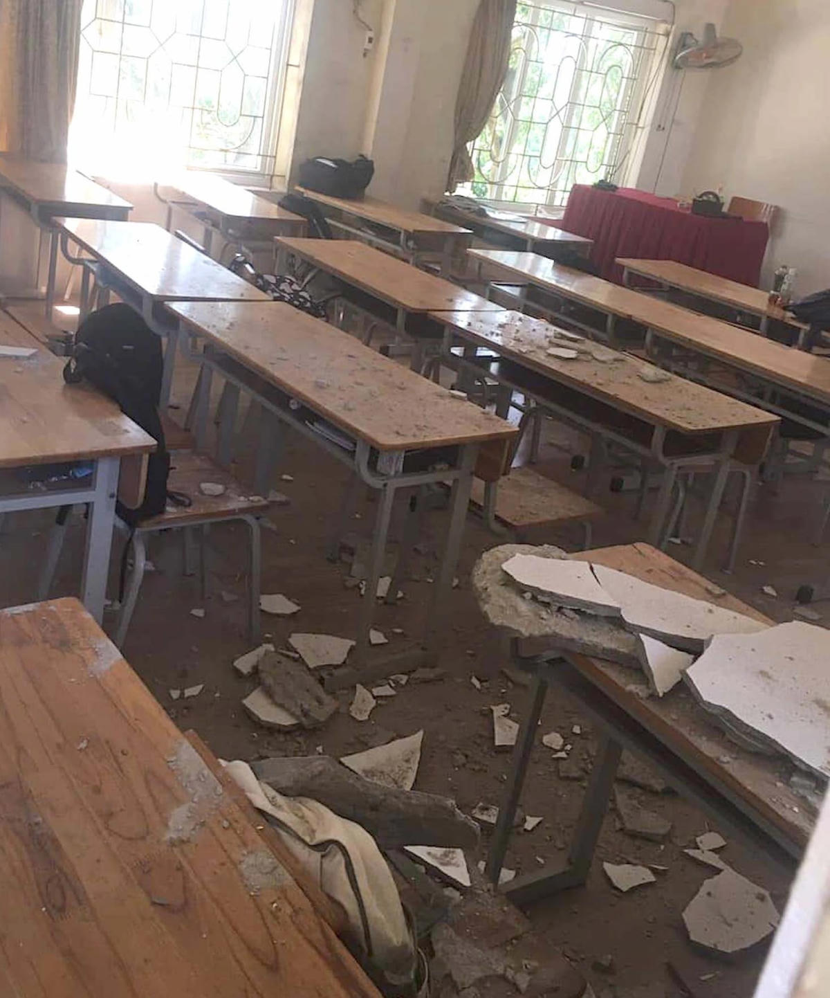 Mảng vữa trần lớn rơi trong lớp học khiến hai học sinh Trường THPT Quang Minh (Mê Linh, Hà Nội) bị thương nhẹ (Ảnh: T. Mai).