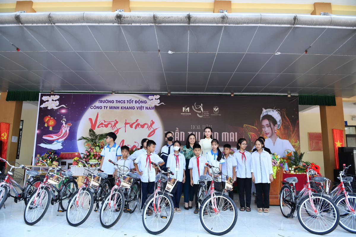 Nhiều phần quà ý nghĩa được BTC Miss Peace Vietnam và các nhà hảo tâm gửi đến các học sinh có hoàn cảnh. khó khăn.
