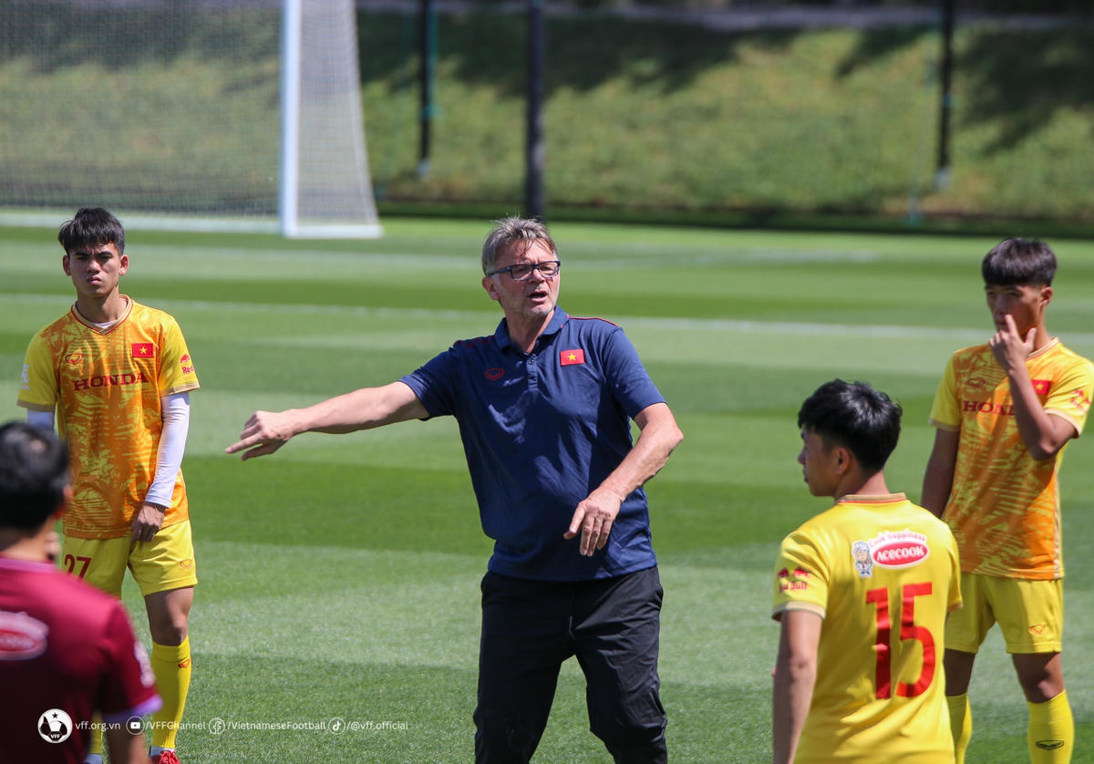 HLV Philippe Troussier đánh giá cao sự nỗ lực của các học trò trong đợt tập huấn vừa qua. Ảnh: VFF.