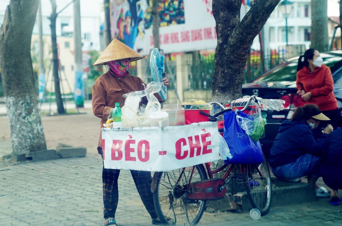 Với những người phụ nữ tần tảo nắng mưa, mong ước lớn nhất trong ngày 8/3 của họ là sẽ bán được nhiều hàng, kiếm được nhiều tiền hơn để lo cho gia đình.