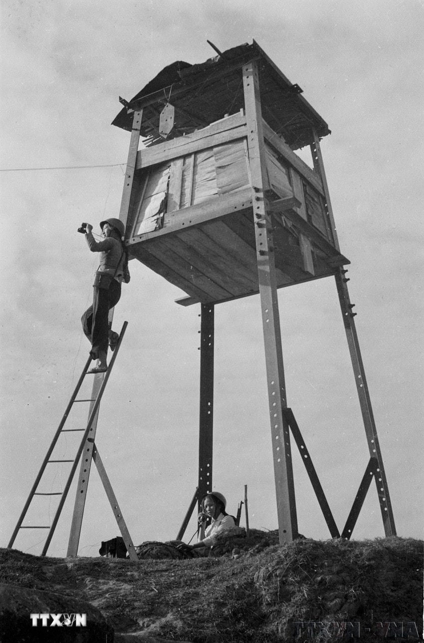 Dân quân xã Giang Biên, huyện Gia Lâm (Hà Nội) dựng trạm cảnh giác phục vụ chiến đấu phòng không trong những ngày chiến đấu ác liệt với máy bay B52 của giặc Mỹ, năm 1972. (Ảnh: Ngọc Quán/TTXVN)