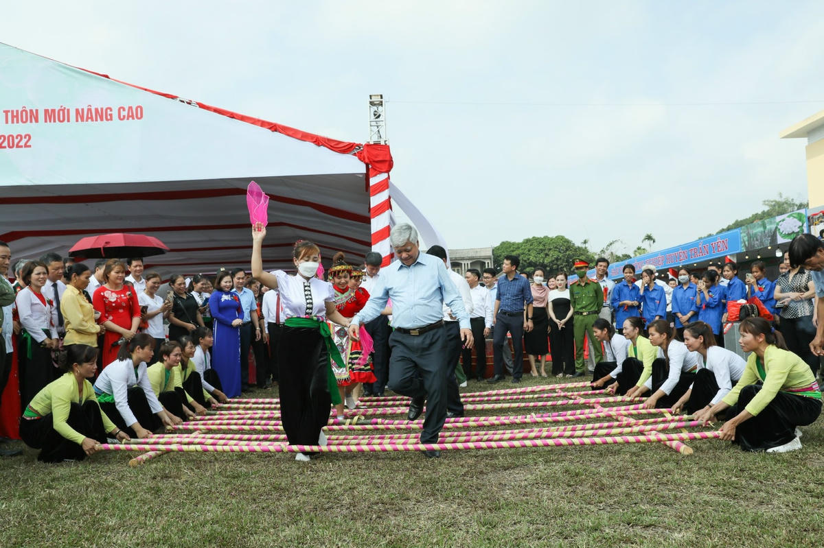 Chủ tịch Đỗ Văn Chiến tham gia trải nghiệm các trò chơi dân gian tại Ngày hội.