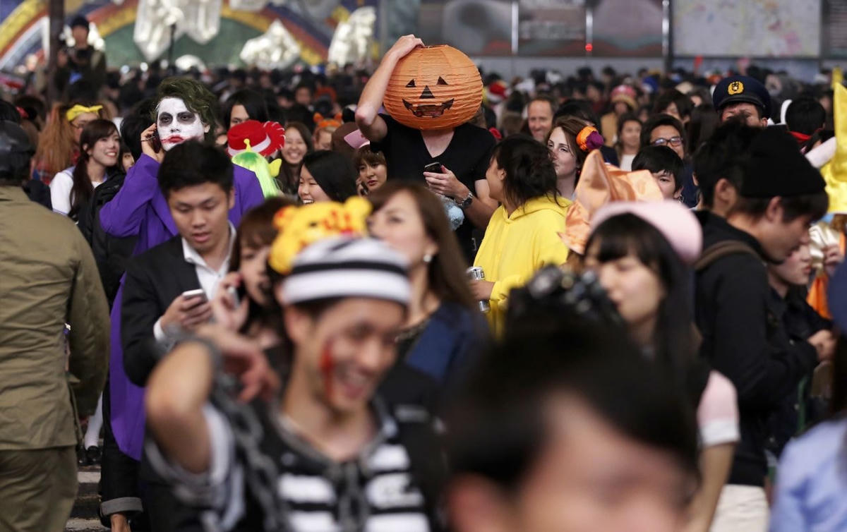 Đám đông người dân ăn mừng Halloween ở Shibuya năm 2014. Ảnh: Reuters.