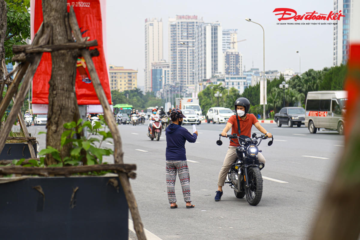 Đồng cảnh ngộ, anh Nguyễn Hữu Huy trú tại Hà Đông chia sẻ: “Tôi rất muốn được nhìn đội U23 Việt Nam giành huy chương vàng nhưng giá vé cao quá tôi không có đủ khả năng để mua”.