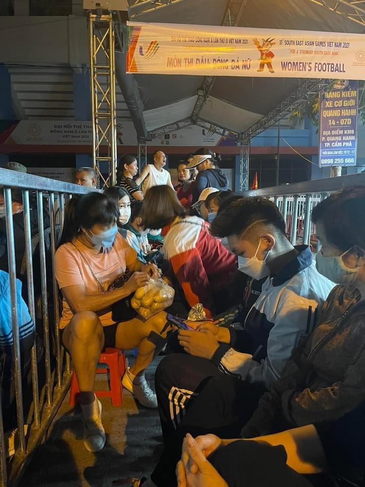 Để sẵn sàng cho 1 đêm thức trắng chờ nhận giấy mời xem thi đấu, người dân đã cẩn thận chuẩn bị cả lương thực mang theo. Ảnh: Đàm Khánh.