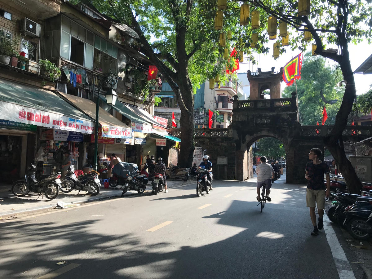 Du khách tham quan Ô Quan Chưởng (quận Hoàn Kiếm, Hà Nội). Ảnh: Đức Quảng.  